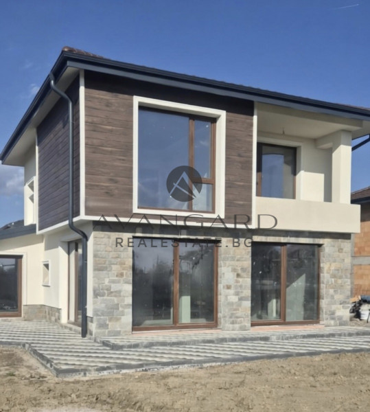 САМОСТОАТЕЛНА КЪЩА С ДВОР в с. СКУТАРЕ!