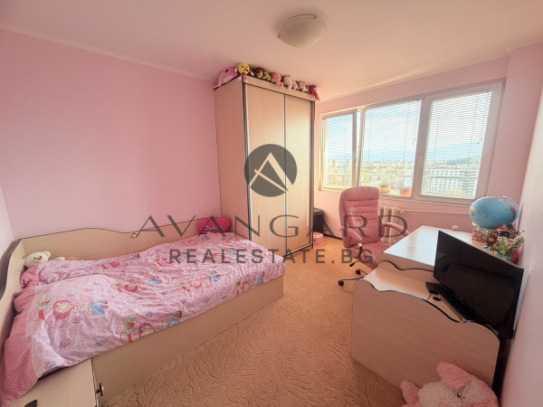 ОБЗАВЕДЕН ТРИСТАЕН С РЕАЛНА КВАДРАТУРА