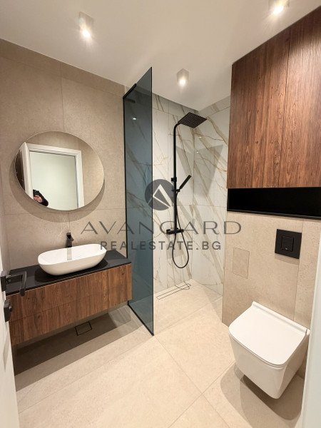 ЛУКСОЗЕН ДВУСТАЕН С ДВОРНА ВЕРАНДА !