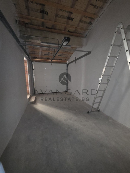 House with GARAGE and THREE parking spaces / Belashtitsa