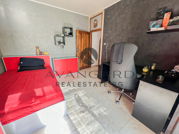 FOUR-ROOM APARTMENT IN KAMENITSA 1