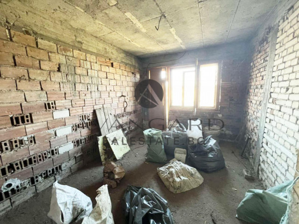 DETACHED HOUSE WITH YARD / Skutare village