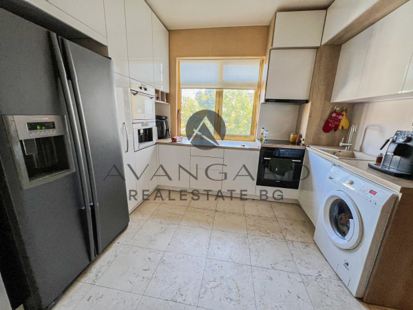FOUR-ROOM APARTMENT IN KAMENITSA 1