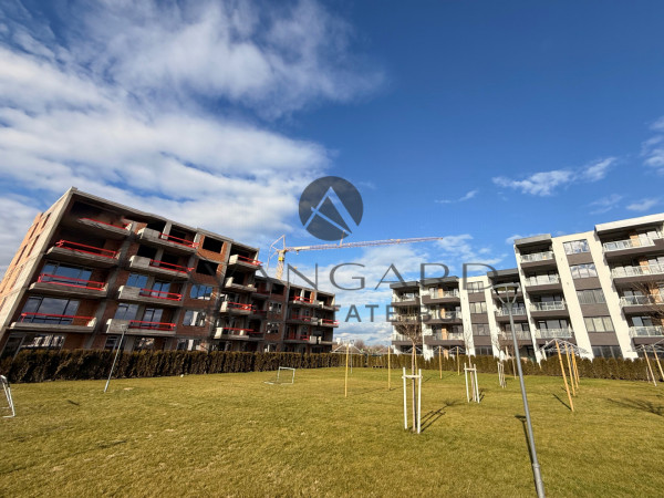 Тристаен с ДВЕ ПАРКОМЕСТА