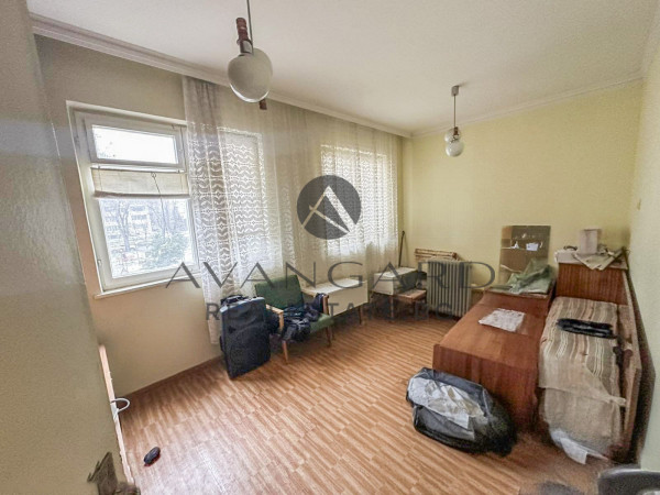 Тристаен с четири отделни стаи и РЕАЛНА квадратура / Белите Брези