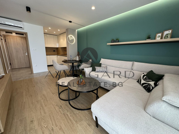 Designer Spacious one -bedroom / new building / judges