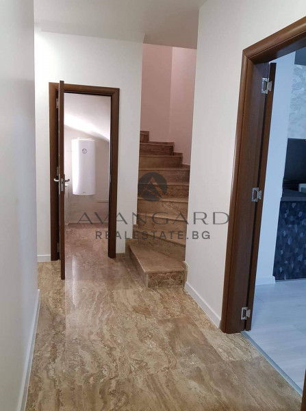 Maisonette / South Exposition / Center