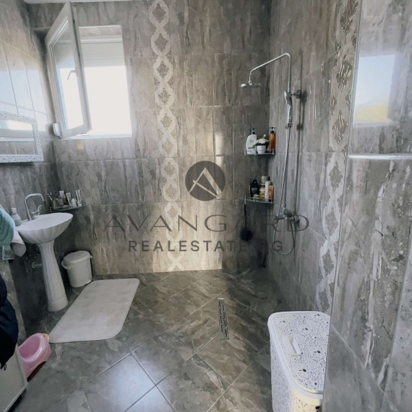 ТРИЕТАЖНА КЪЩА в с. Брестник