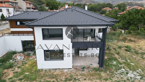A detached house with a garage and parking space in S. Parvenets