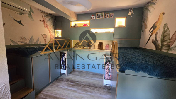 ТРИСТАЕН ОБЗАВЕДЕН АПАРТАМЕНТ ДО СТАРИЯ ГРАД!