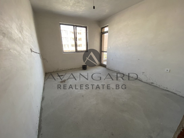 ИЗГОДНО! Обширен Тристаен Остромила