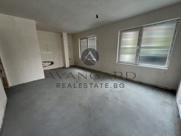 One -bedroom apartment with porch on Raya Street