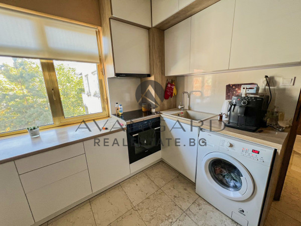 FOUR-ROOM APARTMENT IN KAMENITSA 1