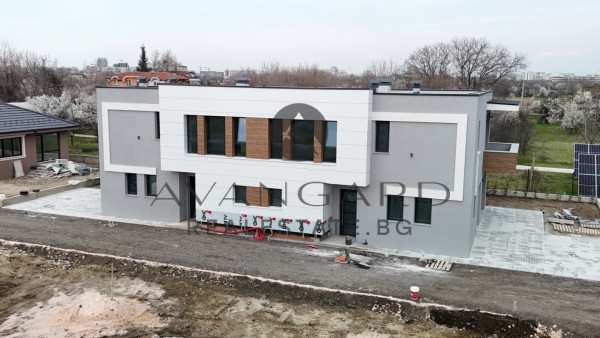ДВУЕТАЖНА КЪЩА С ДВЕ ПАРКОМЕСТА ПРЕД АКТ 16