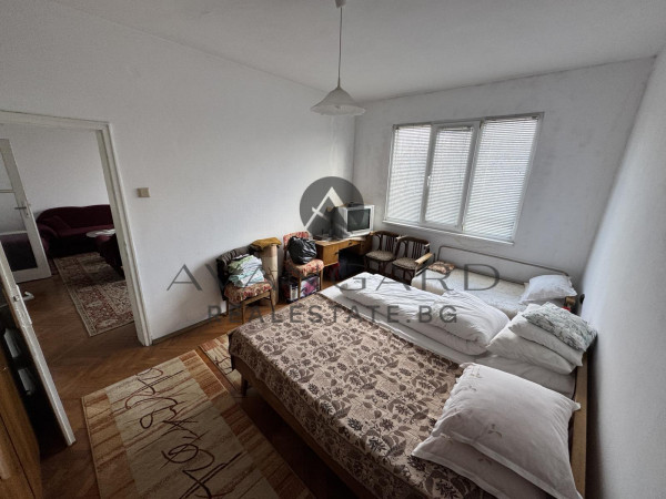 ТРИСТАЕН РЕАЛНА КВАДРАТУРА  !!! КЮЧУК ПАРИЖ !!!