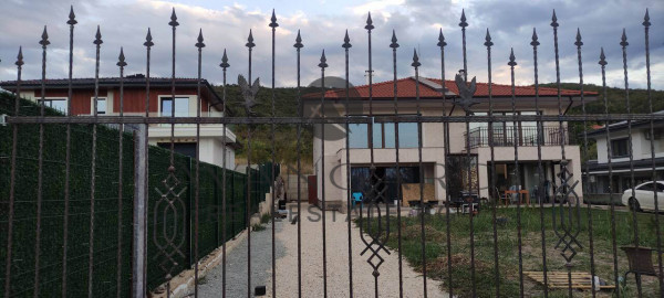 TWO-STOREY HOUSE WITH COURTYARD ACT 15