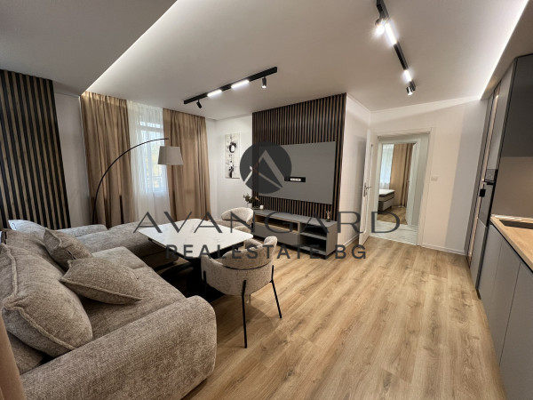 ЛУКСОЗЕН ТРИСТАЕН С ПАРКОМЯСТО !