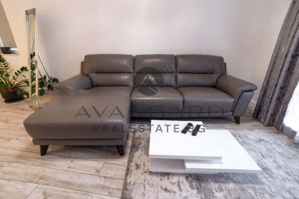 One -bedroom luxury furnished! Center!