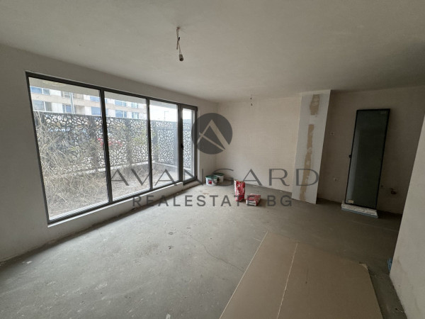 Тристаен с Двор/ Гребна база