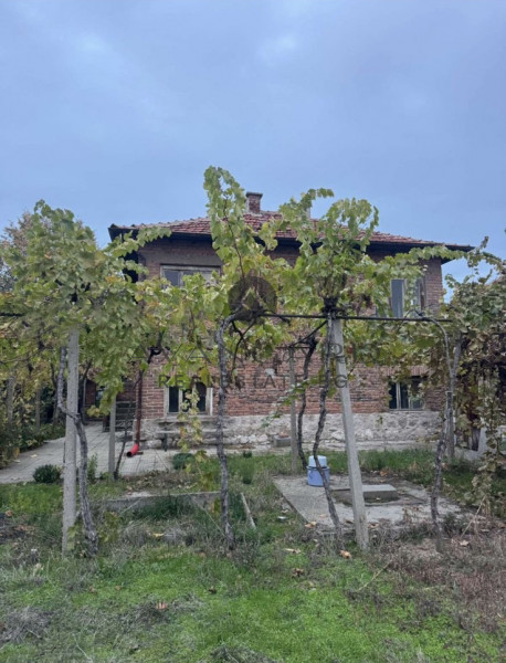 Самостоятелна къща с 1200 кв двор / Оризари