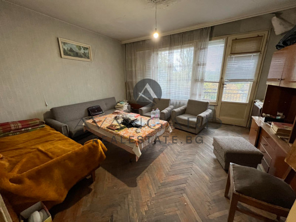 Двустаен до парк Студенец