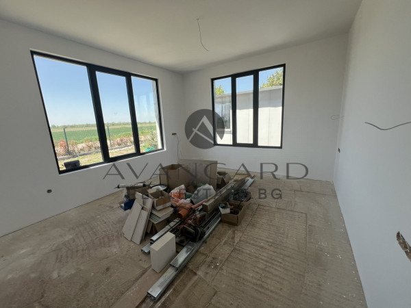 САМОСТОЯТЕЛНА КЪЩА С ДВОР! с. Скутаре