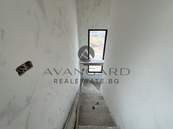 САМОСТОЯТЕЛНА ДВУЕТАЖНА КЪЩА С ДВОР с. Марково