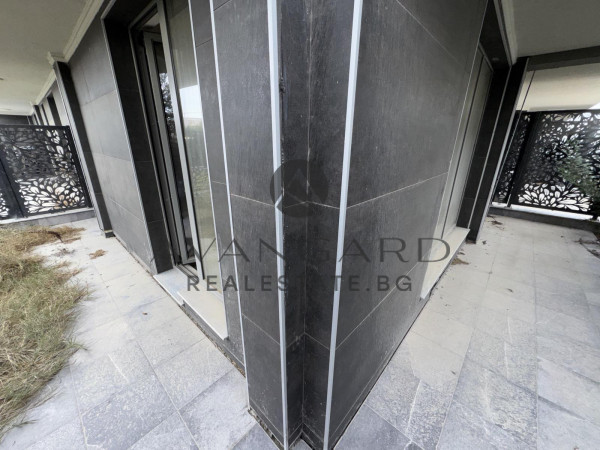 Двустаен с Двор/ Гребната