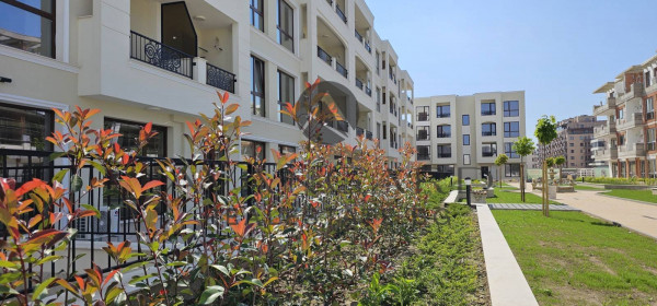 Тристаен луксозна сграда Гребна база