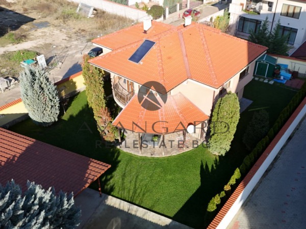 САМОСТОЯТЕЛНА ЛУКСОЗНА КЪЩА С ДВОР  В ОСТРОМИЛА !!!