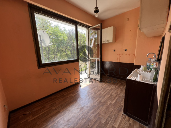 One -bedroom apartment with three separate rooms in Kamenitsa 1