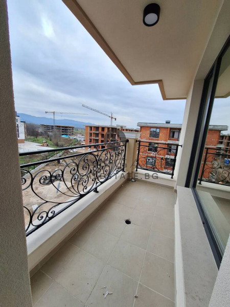 TWO-ROOM APARTMENT IN FRONT OF AKT15! THE BREAKER!