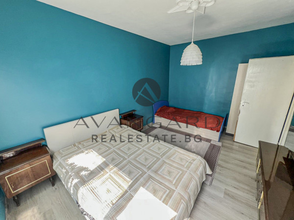 THREE-ROOM REAL SQUARE AREA / Proslav
