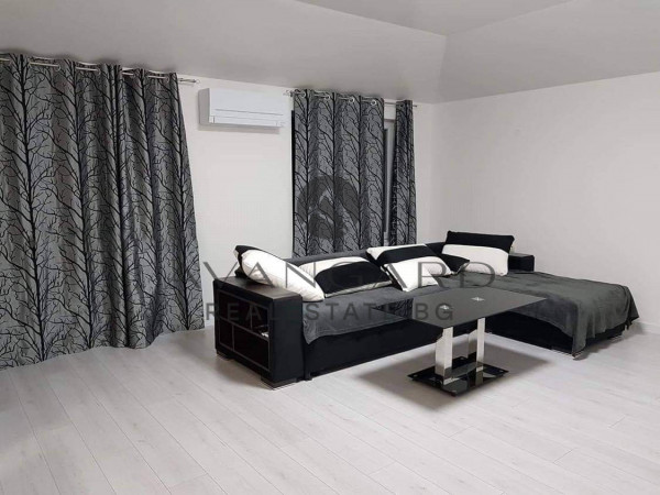 Maisonette / South Exposition / Center