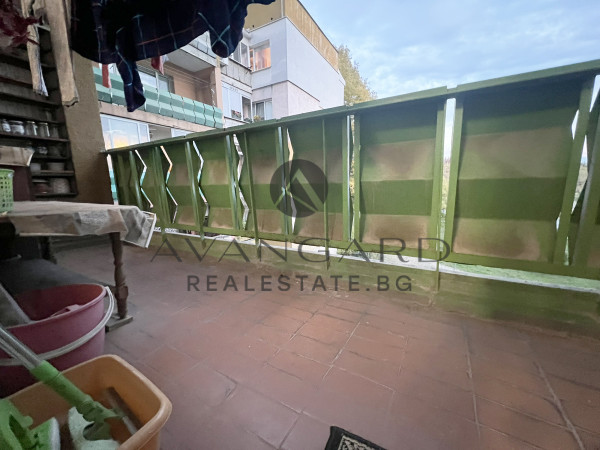 Тристаен апартамент до ПОЛИКЛИНИКАТА