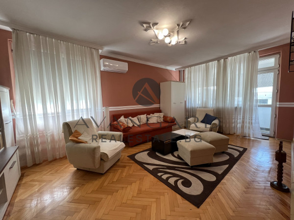 Exclusive !! One bedroom with three separate rooms!