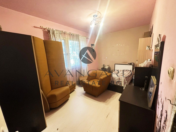 Three-room apartment with four separate rooms/ Thrace