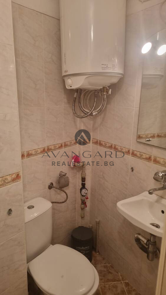 Spacious one -bedroom / south exposure / real square footage