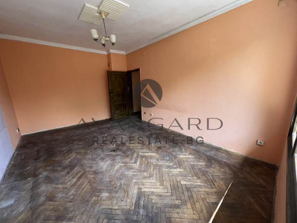 One -bedroom apartment with three separate rooms in Kamenitsa 1