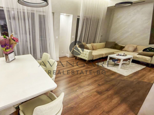 Еднофамилна КЪЩА с ДВЕ ПОКРИТИ ПАРКОМЕСТА/ Гребна база