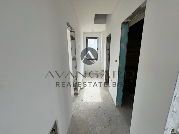 САМОСТОЯТЕЛНА ДВУЕТАЖНА КЪЩА С ДВОР с. Марково