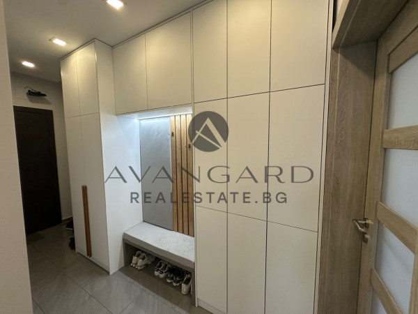 ОБЗАВЕДЕН ТРИСТАЕН В ЛУКСОЗНА СГРАДА !