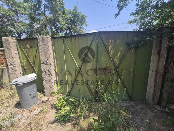 КЪЩА С 1 000 КВ.М. ДВОР / С. ТРУД