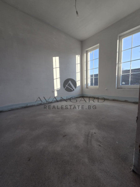 House with GARAGE and THREE parking spaces / Belashtitsa