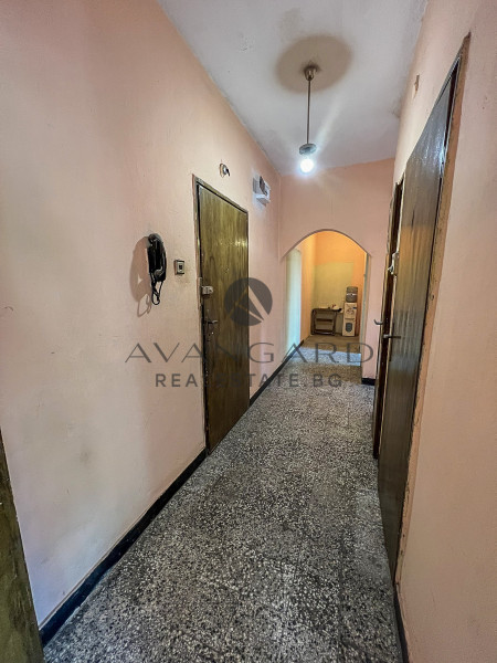 ДВУСТАЕН АПАРТАМЕНТ С ТРИ ОТДЕЛНИ СТАИ В  КАМЕНИЦА 1