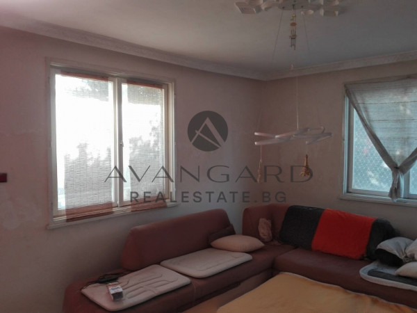 Етаж от къща / Златитрап