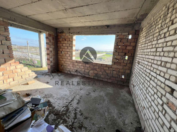 DETACHED HOUSE WITH YARD / Skutare village