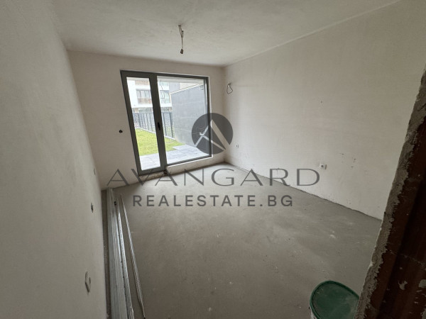 Тристаен с Двор/ Гребна база