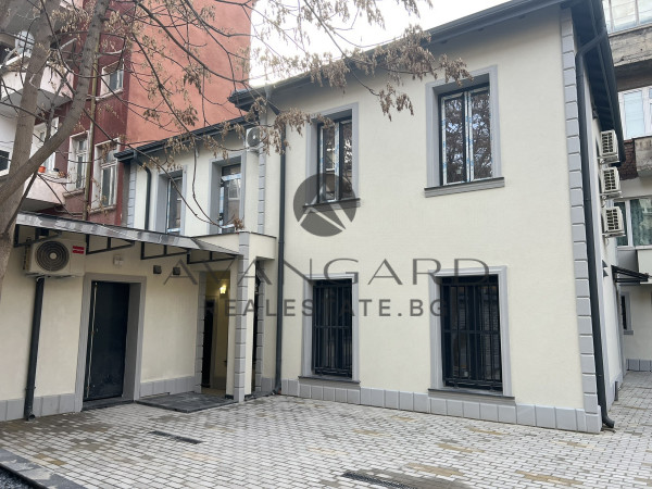 ДВУЕТАЖНА КЪЩА НА СУПЕРЦЕНТЪР ДО КАПАНА