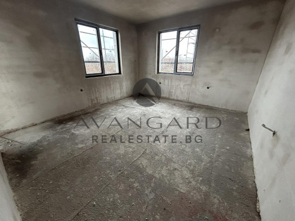 ОБШИРЕН ЧЕТИРИСТАЕН ОСТРОМИЛА